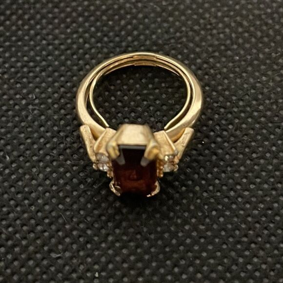Ring with large red gem - Picture 3 of 7